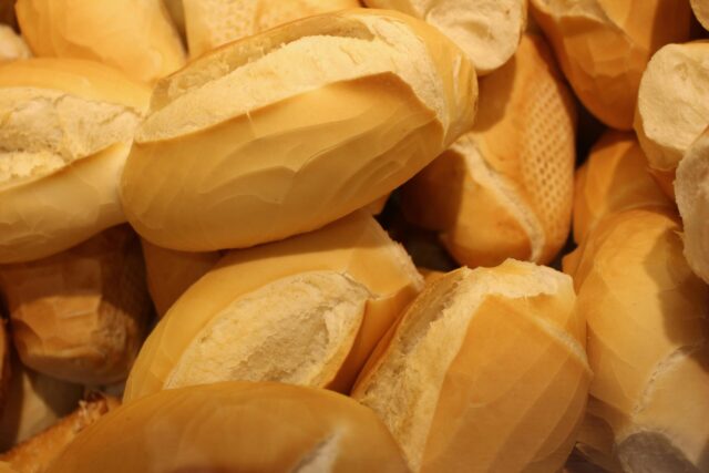 A fresh batch of crisp Brazilian-style pão francês rolls